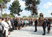 İlham Əliyev Bərdədə yenidən qurulmuş mərkəzi istirahət parkı ilə tanış olub (FOTO)