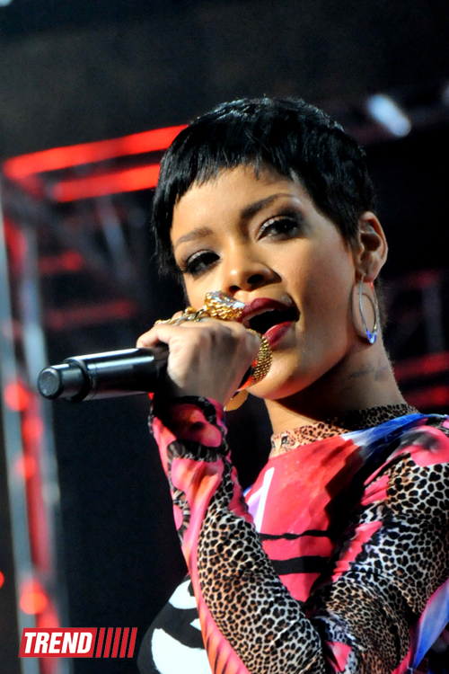 Rihanna Bakı Kristal Zalında möhtəşəm şou-proqramla çıxış edib (FOTO)