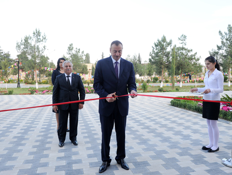 Prezident İlham Əliyev Yeni Azərbaycan Partiyası Zərdab rayon təşkilatının yeni binasının açılışında iştirak edib (FOTO)
