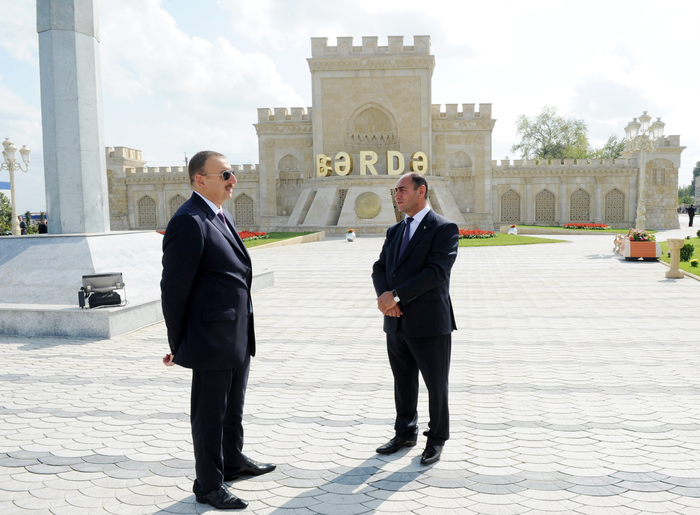 Prezident İlham Əliyev Bərdədə Bayraq Meydanı ilə tanış olub (FOTO)