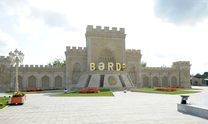 Prezident İlham Əliyev Bərdədə Bayraq Meydanı ilə tanış olub (FOTO)