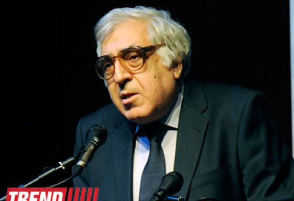 Yazıçı Anar kitab mağazalarının sayının az olmasından narahatdır