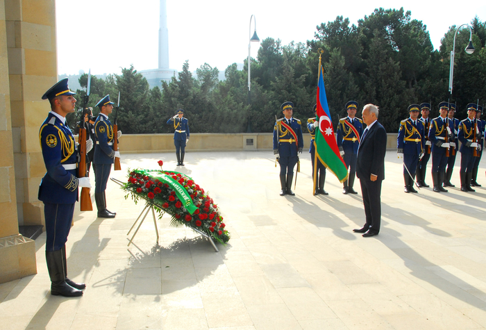 Özbəkistan Prezidenti İslam Kərimov Fəxri və Şəhidlər xiyabanlarını ziyarət edib (FOTO)