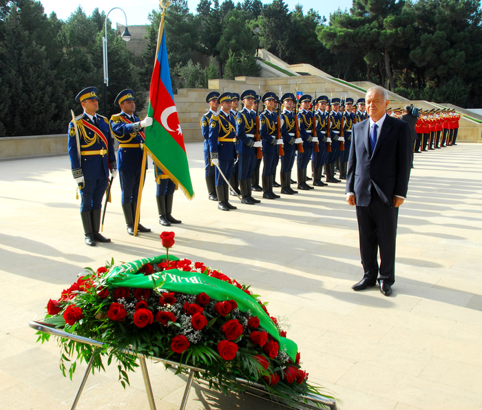 Özbəkistan Prezidenti İslam Kərimov Fəxri və Şəhidlər xiyabanlarını ziyarət edib (FOTO)