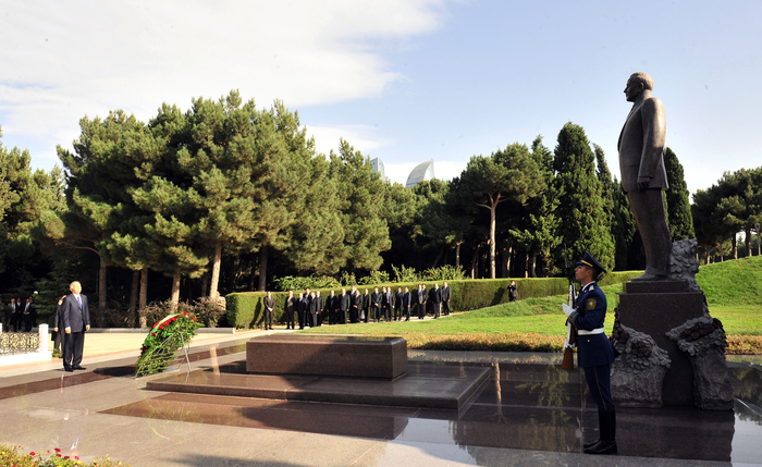 Özbəkistan Prezidenti İslam Kərimov Fəxri və Şəhidlər xiyabanlarını ziyarət edib (FOTO)