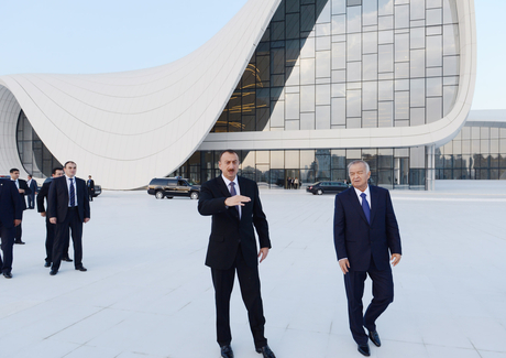 Azərbaycan və Özbəkistan prezidentləri Dövlət Bayrağı Meydanında və Heydər Əliyev Mərkəzində olublar (FOTO)