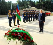 Özbəkistan Prezidenti İslam Kərimov Fəxri və Şəhidlər xiyabanlarını ziyarət edib (FOTO)