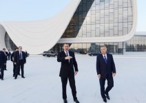 Azərbaycan və Özbəkistan prezidentləri Dövlət Bayrağı Meydanında və Heydər Əliyev Mərkəzində olublar (FOTO)