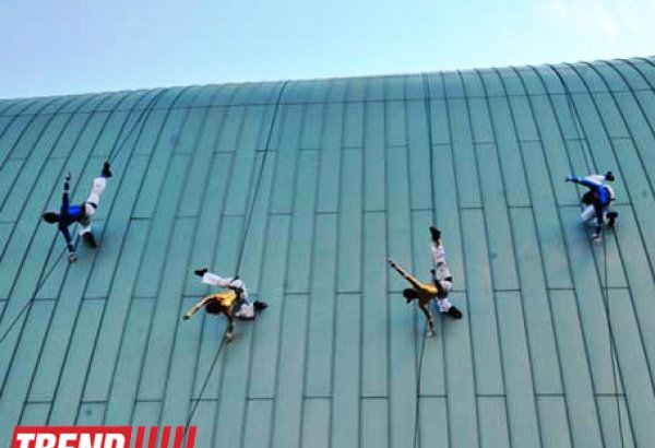 Bakıda qeyri-adi "Vertikal Şou" keçirilib (FOTO)