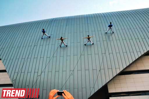 Bakıda qeyri-adi "Vertikal Şou" keçirilib (FOTO)