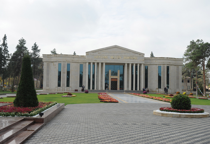 İlham Əliyev İmişlidə Heydər Əliyev Mərkəzinin açılışında iştirak edib (FOTO)