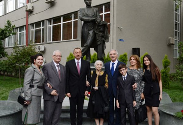 Azərbaycan Prezidenti İlham Əliyev Bülbülün xatirəsinə ucaldılmış abidənin açılışında iştirak edib (FOTO)