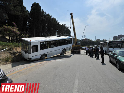 Maştağa yolunda avtobus minik maşını ilə toqquşub, 3 nəfər ölüb