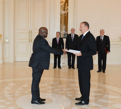 Prezident İlham Əliyev bir sıra ölkələrin səfirlərinin etimadnamələrini qəbul edib (FOTO)