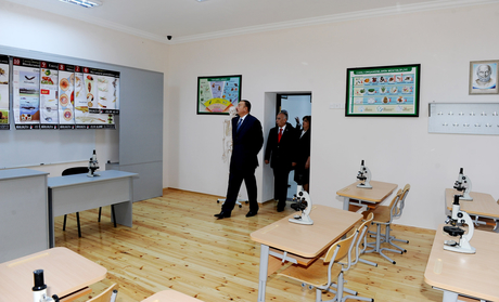 Prezident İlham Əliyev Bakıda 173 nömrəli tam orta məktəbin əsaslı təmir işlərindən sonrakı vəziyyəti ilə tanış olub (FOTO)