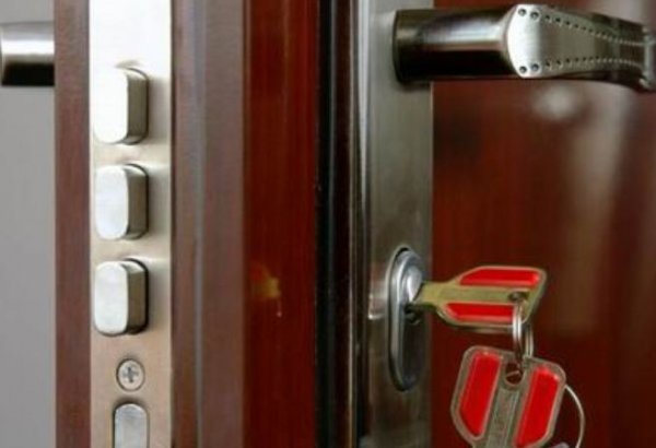 Bakıda bağlı qapı arxasında qalan azyaşlı xilas edilib