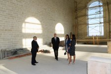 Azərbaycan Prezidenti və xanımı Dövlət Bayrağı Meydanı ətrafında görülən abadlıq işlərinin gedişi ilə tanış olublar (FOTO)