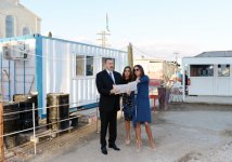 Azərbaycan Prezidenti və xanımı Dövlət Bayrağı Meydanı ətrafında görülən abadlıq işlərinin gedişi ilə tanış olublar (FOTO)