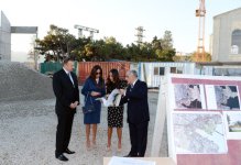Azərbaycan Prezidenti və xanımı Dövlət Bayrağı Meydanı ətrafında görülən abadlıq işlərinin gedişi ilə tanış olublar (FOTO)