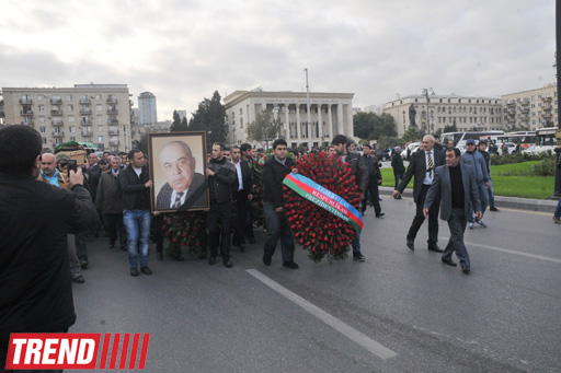 "Bu gün mən bura sizinlə görüşə gəldim" - Yaşar Nuri son mənzilə alqışlarla yola salındı (FOTO-2)