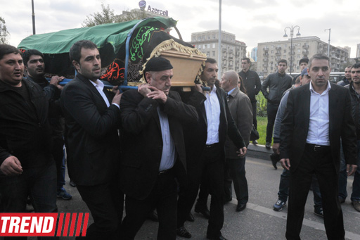 "Bu gün mən bura sizinlə görüşə gəldim" - Yaşar Nuri son mənzilə alqışlarla yola salındı (FOTO-2)