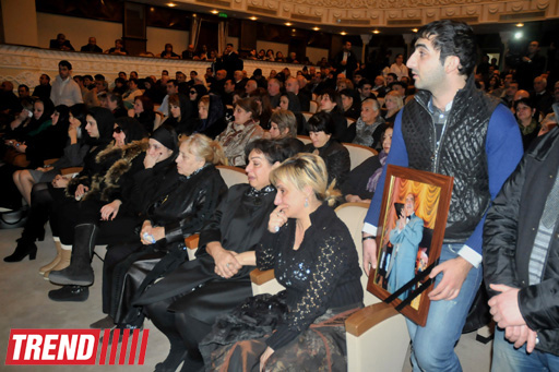 "Bu gün mən bura sizinlə görüşə gəldim" - Yaşar Nuri son mənzilə alqışlarla yola salındı (FOTO-2)