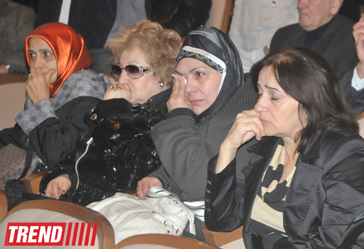 "Bu gün mən bura sizinlə görüşə gəldim" - Yaşar Nuri son mənzilə alqışlarla yola salındı (FOTO-2)