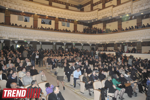 "Bu gün mən bura sizinlə görüşə gəldim" - Yaşar Nuri son mənzilə alqışlarla yola salındı (FOTO-2)