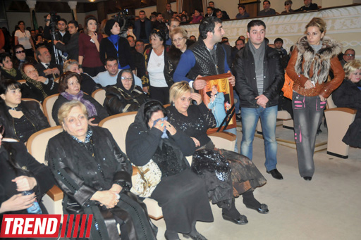 "Bu gün mən bura sizinlə görüşə gəldim" - Yaşar Nuri son mənzilə alqışlarla yola salındı (FOTO-2)