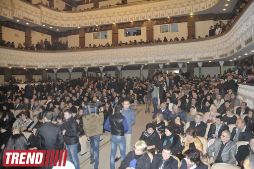 "Bu gün mən bura sizinlə görüşə gəldim" - Yaşar Nuri son mənzilə alqışlarla yola salındı (FOTO-2)