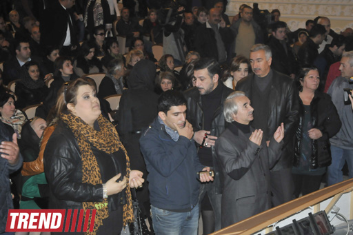 "Bu gün mən bura sizinlə görüşə gəldim" - Yaşar Nuri son mənzilə alqışlarla yola salındı (FOTO-2)