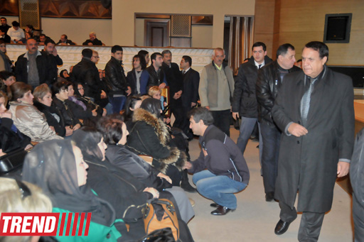 "Bu gün mən bura sizinlə görüşə gəldim" - Yaşar Nuri son mənzilə alqışlarla yola salındı (FOTO-2)