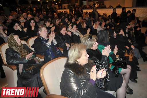 "Bu gün mən bura sizinlə görüşə gəldim" - Yaşar Nuri son mənzilə alqışlarla yola salındı (FOTO-2)