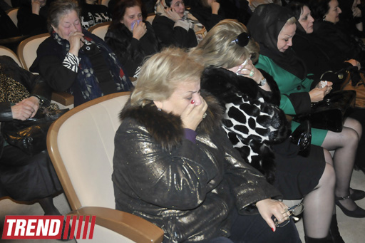 "Bu gün mən bura sizinlə görüşə gəldim" - Yaşar Nuri son mənzilə alqışlarla yola salındı (FOTO-2)