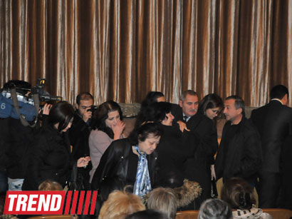 "Bu gün mən bura sizinlə görüşə gəldim" - Yaşar Nuri son mənzilə alqışlarla yola salındı (FOTO-2)
