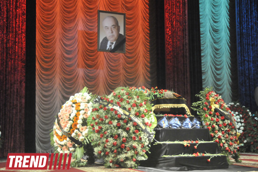 "Bu gün mən bura sizinlə görüşə gəldim" - Yaşar Nuri son mənzilə alqışlarla yola salındı (FOTO-2)