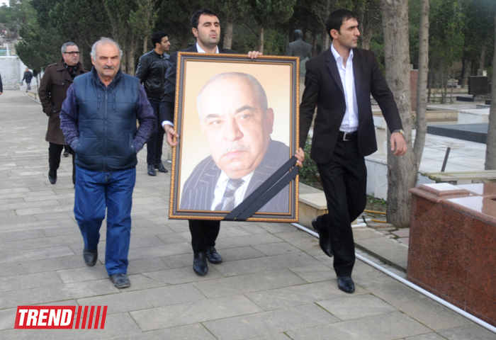 "Bu gün mən bura sizinlə görüşə gəldim" - Yaşar Nuri son mənzilə alqışlarla yola salındı (FOTO-2)