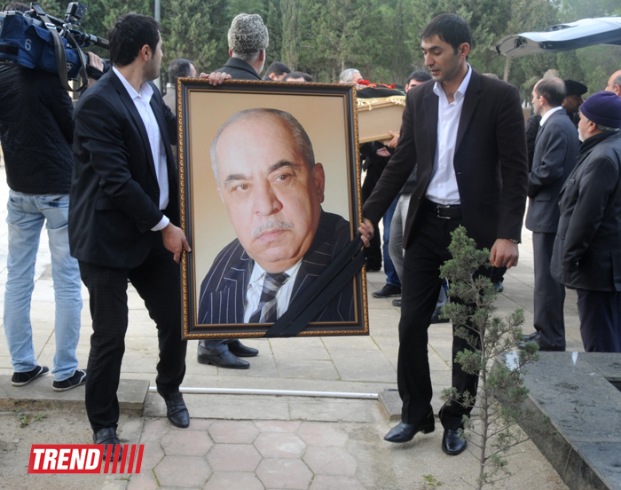 "Bu gün mən bura sizinlə görüşə gəldim" - Yaşar Nuri son mənzilə alqışlarla yola salındı (FOTO-2)
