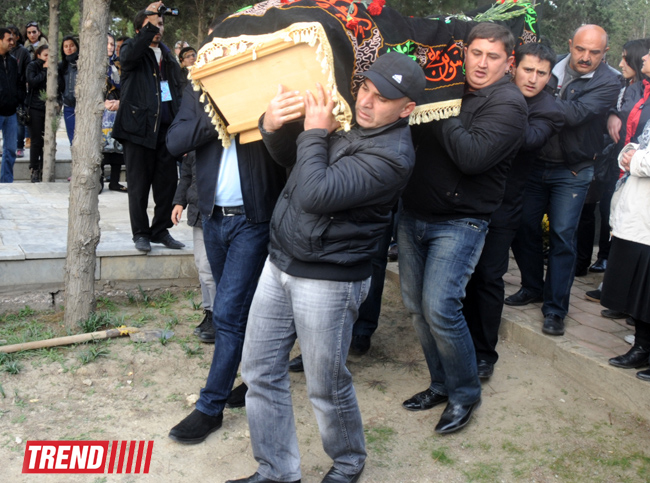 "Bu gün mən bura sizinlə görüşə gəldim" - Yaşar Nuri son mənzilə alqışlarla yola salındı (FOTO-2)