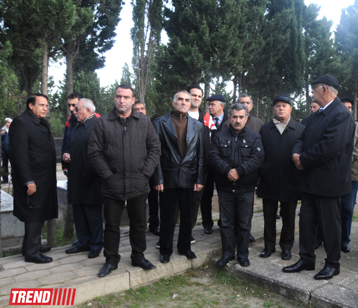 "Bu gün mən bura sizinlə görüşə gəldim" - Yaşar Nuri son mənzilə alqışlarla yola salındı (FOTO-2)