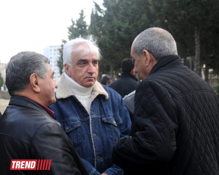 "Bu gün mən bura sizinlə görüşə gəldim" - Yaşar Nuri son mənzilə alqışlarla yola salındı (FOTO-2)