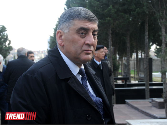 "Bu gün mən bura sizinlə görüşə gəldim" - Yaşar Nuri son mənzilə alqışlarla yola salındı (FOTO-2)
