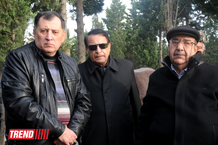"Bu gün mən bura sizinlə görüşə gəldim" - Yaşar Nuri son mənzilə alqışlarla yola salındı (FOTO-2)