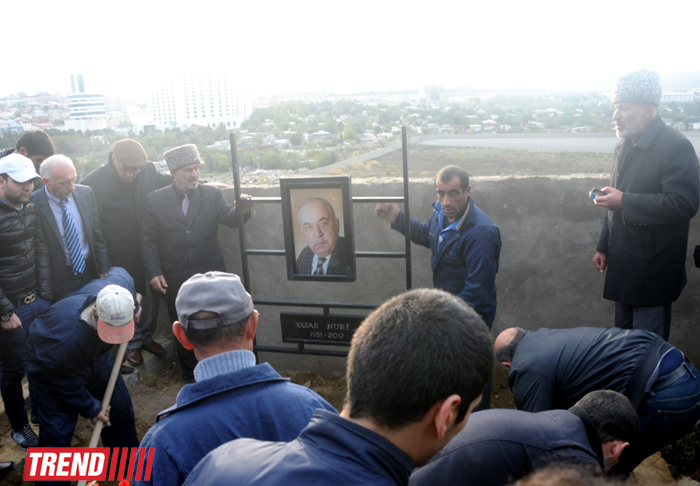 "Bu gün mən bura sizinlə görüşə gəldim" - Yaşar Nuri son mənzilə alqışlarla yola salındı (FOTO-2)
