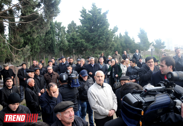 "Bu gün mən bura sizinlə görüşə gəldim" - Yaşar Nuri son mənzilə alqışlarla yola salındı (FOTO-2)