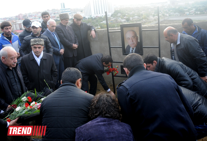 "Bu gün mən bura sizinlə görüşə gəldim" - Yaşar Nuri son mənzilə alqışlarla yola salındı (FOTO-2)