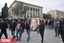 "Bu gün mən bura sizinlə görüşə gəldim" - Yaşar Nuri son mənzilə alqışlarla yola salındı (FOTO-2)