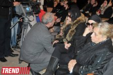"Bu gün mən bura sizinlə görüşə gəldim" - Yaşar Nuri son mənzilə alqışlarla yola salındı (FOTO-2)