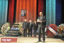 "Bu gün mən bura sizinlə görüşə gəldim" - Yaşar Nuri son mənzilə alqışlarla yola salındı (FOTO-2)