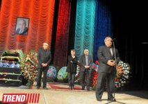 "Bu gün mən bura sizinlə görüşə gəldim" - Yaşar Nuri son mənzilə alqışlarla yola salındı (FOTO-2)